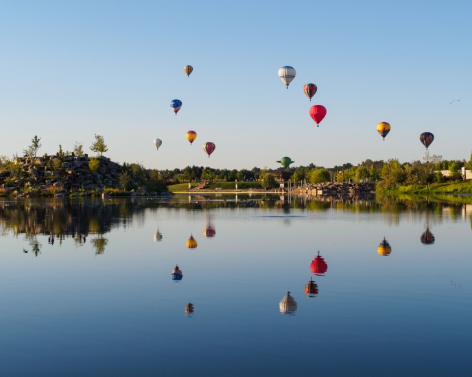 A photo of hot air balloons in Idaho. 