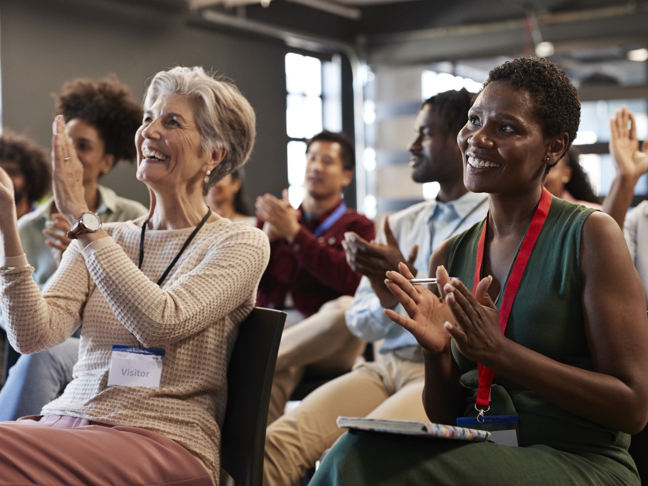 A group of seminar attendees clapping after the session. 