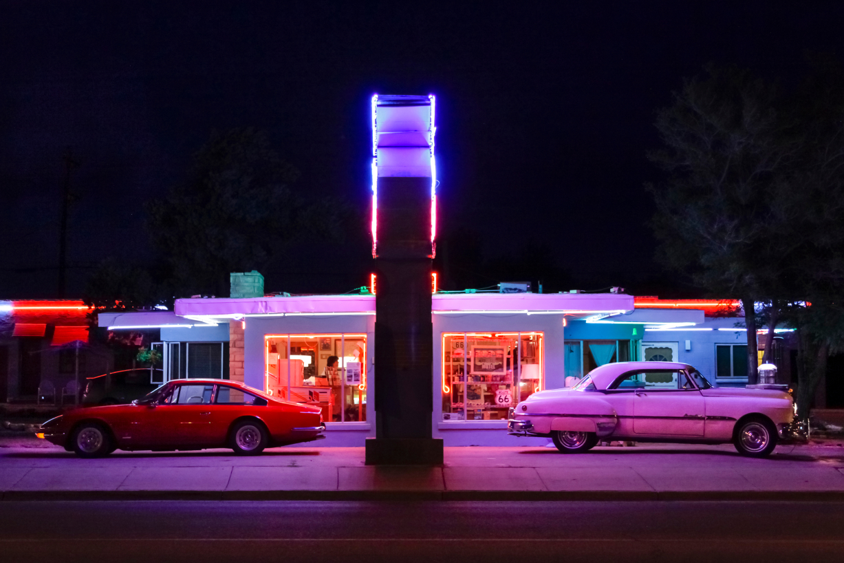 A photo of classic cars and a motel on Route 66.