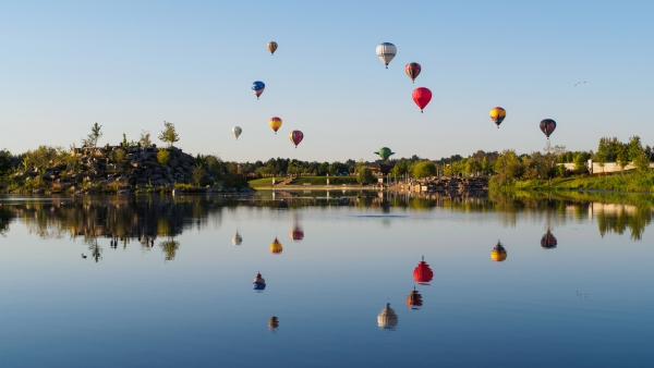 A photo of hot air balloons in Idaho. 