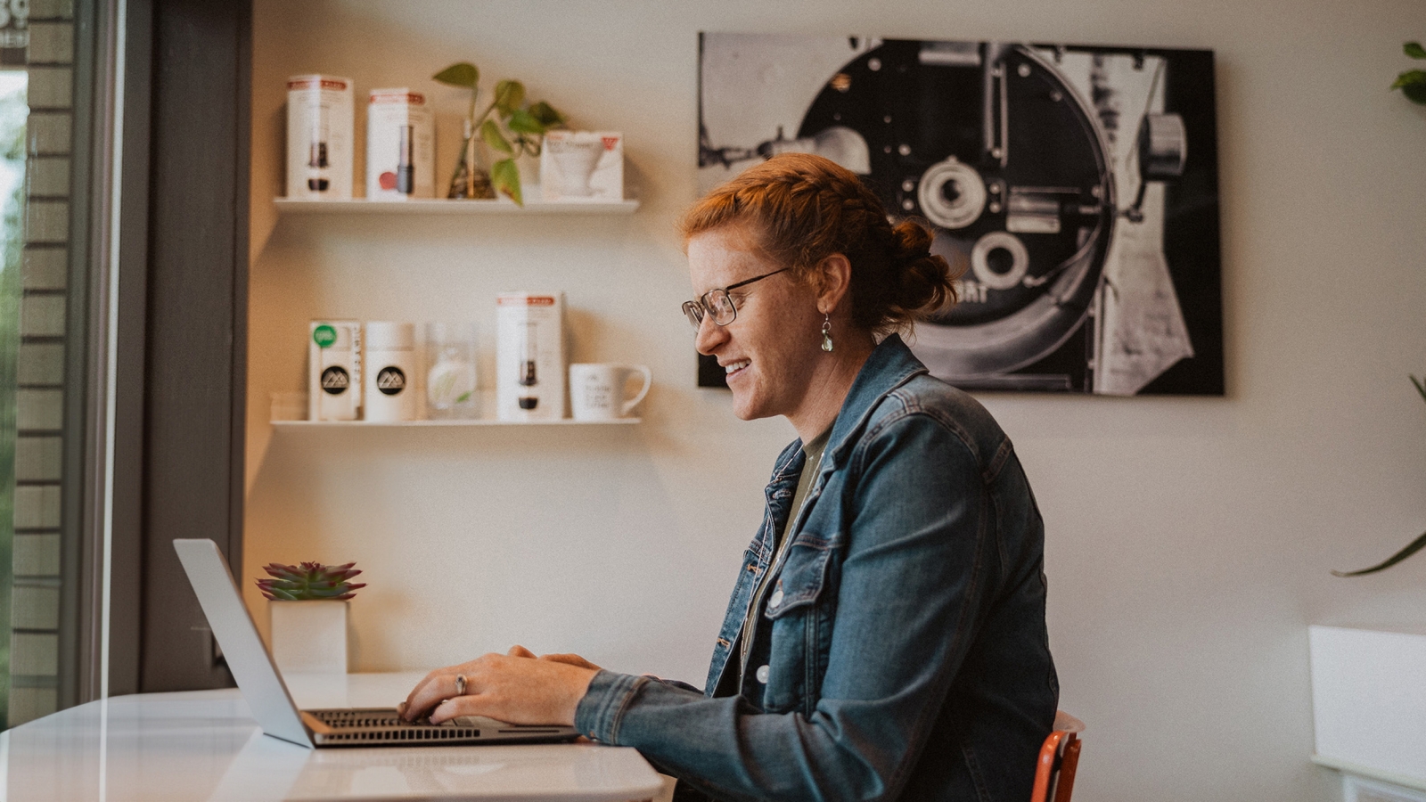 Hanna Berglund sitting at a white desk with a laptop