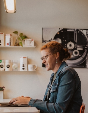 Hanna Berglund sitting at a white desk with a laptop