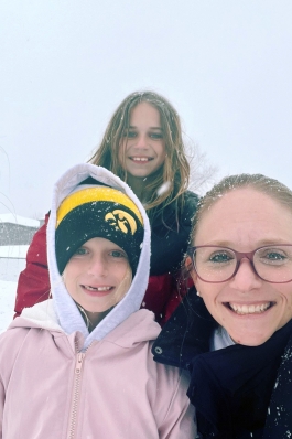 Amanda Steward in the snow with her daughters