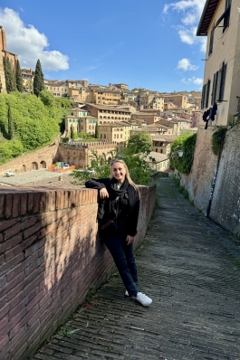 A photo of Jada leaning on an arch in Italy. 