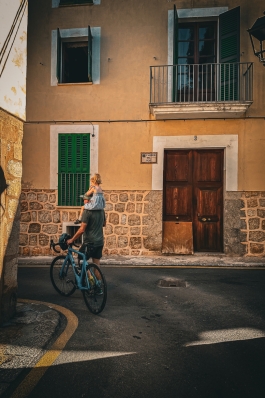 A photo of Gordy on his bike.