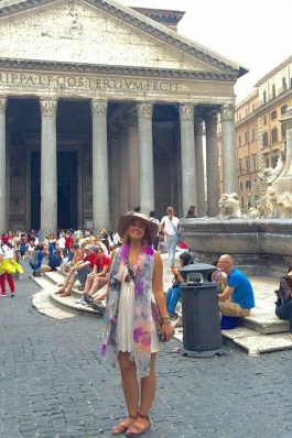 Jessica standing in front of a historic building in Rome. 