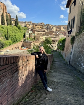 A photo of Jada leaning on an arch in Italy. 